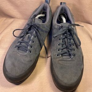 Evolv almost NEW approach shoes